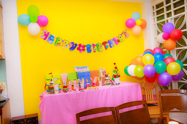 trang trí tiệc sinh nhật với bong bóng