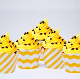 Vỏ bánh cupcake màu vàng sọc zigzag