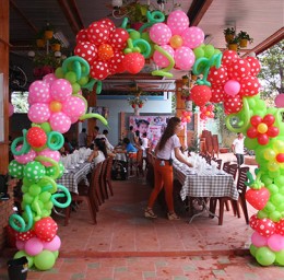 Cổng bong bóng dâu tây, cổng sinh nhật đầy màu sắc